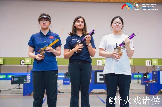 “四金王”姚千寻再添两银 中国队刷新世界纪录 “四金王”姚千寻再添两银 中国队刷新世界纪录